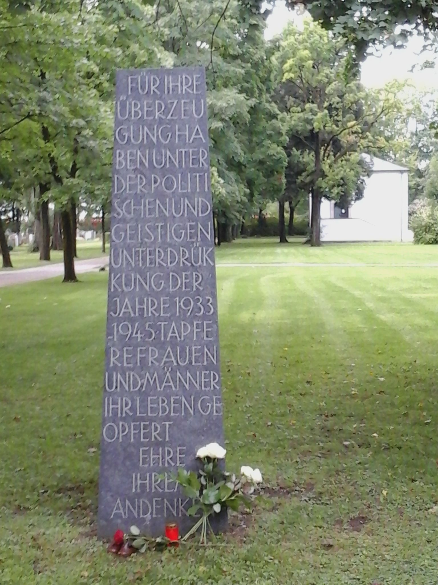 Schmale Gedenkstele auf der Wiese der Namenlosen im Ostfriedhof München