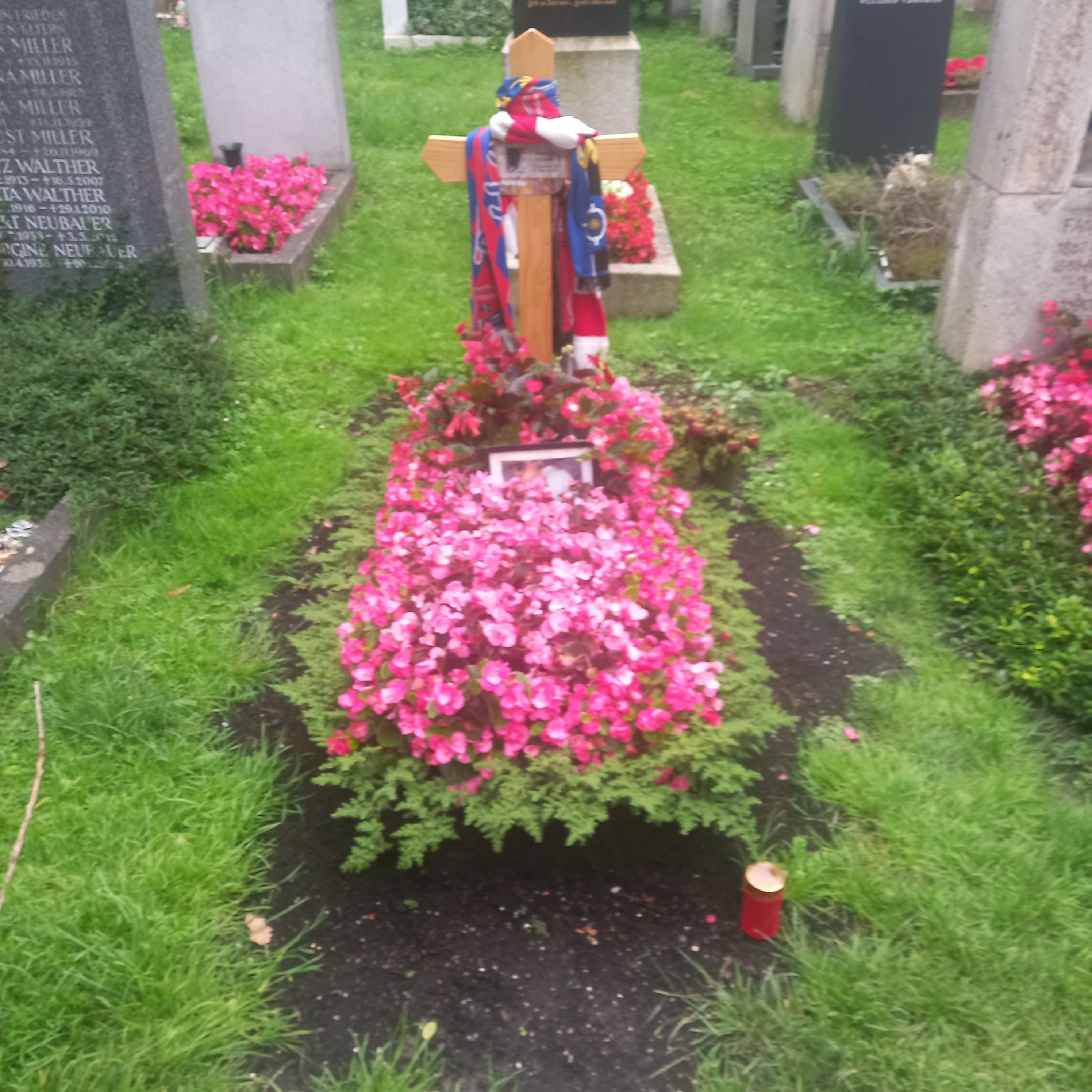 Blumengeschmückte Grabstätte von Andreas Brehme auf dem Ostfriedhof München
