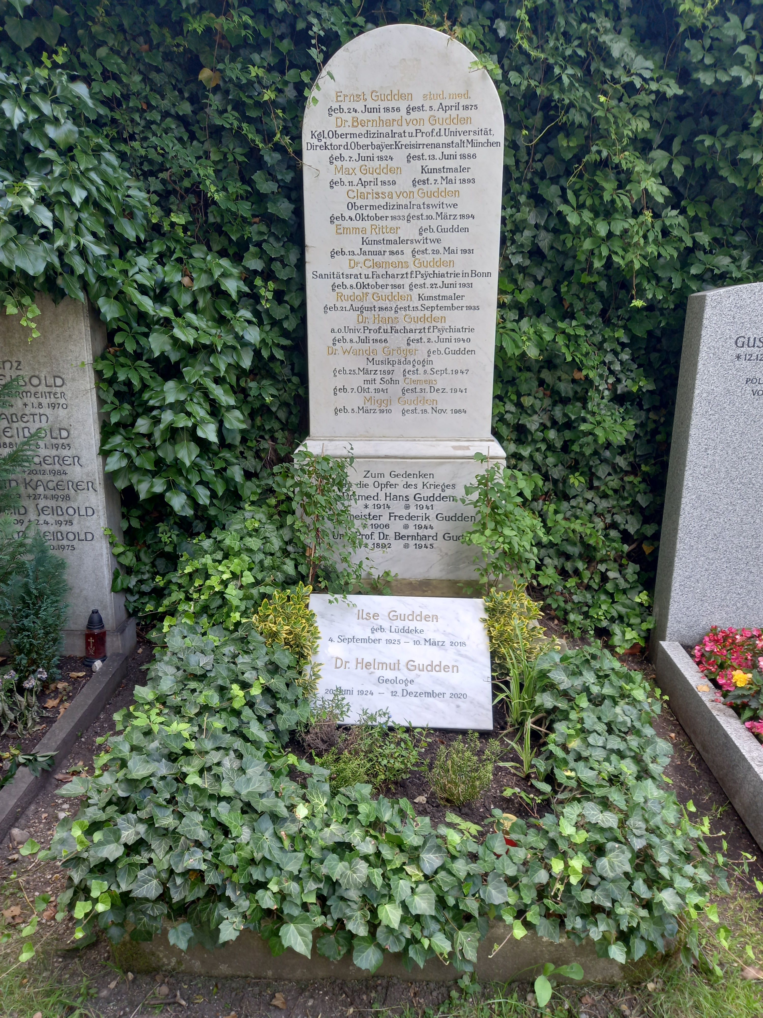 Familiengrab mit dem Namen Bernhard von Gudden auf dem Ostfriedhof München