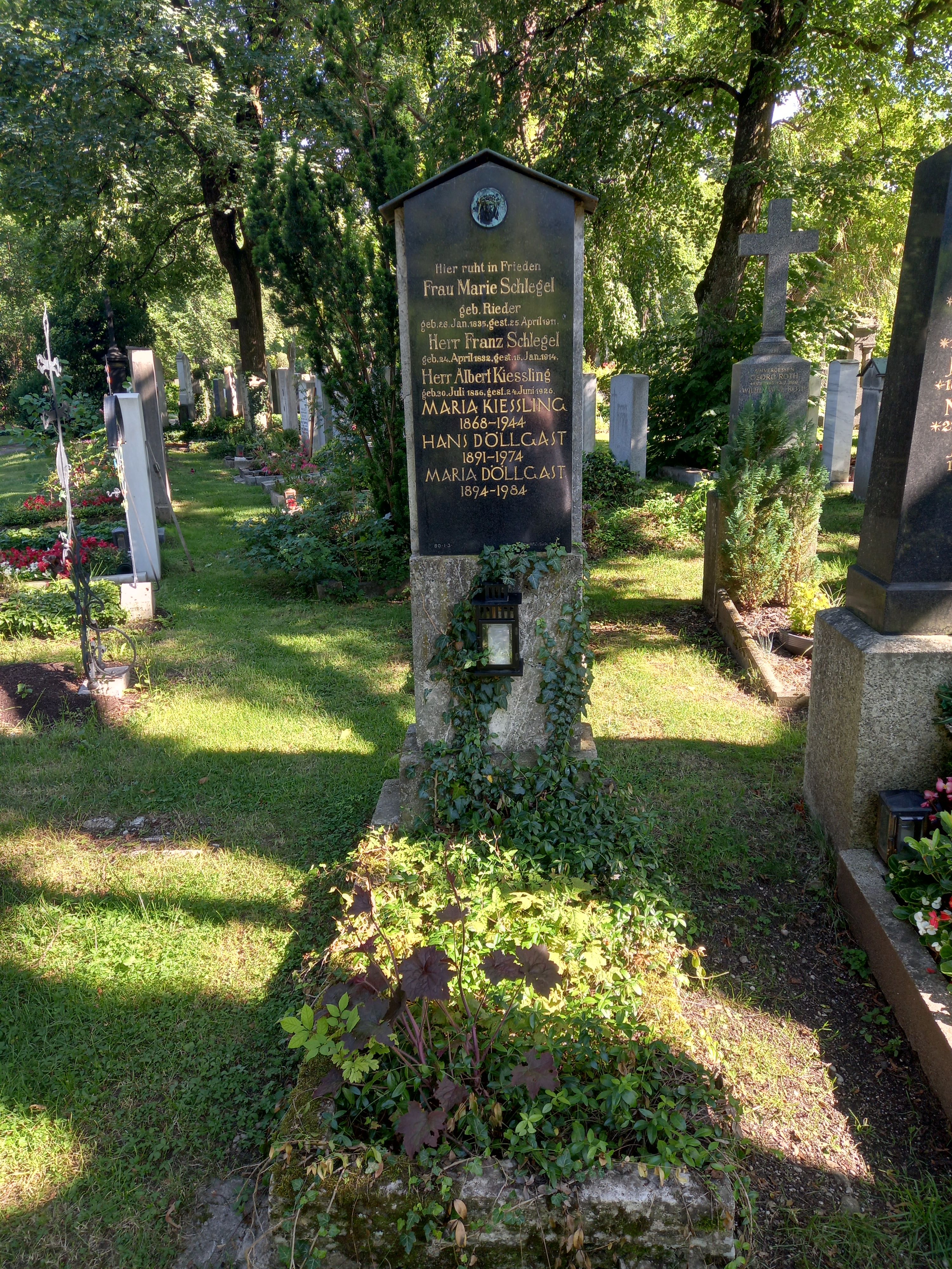 Grabstein von Hans Döllgast im Familiengrab auf dem Ostfriedhof München