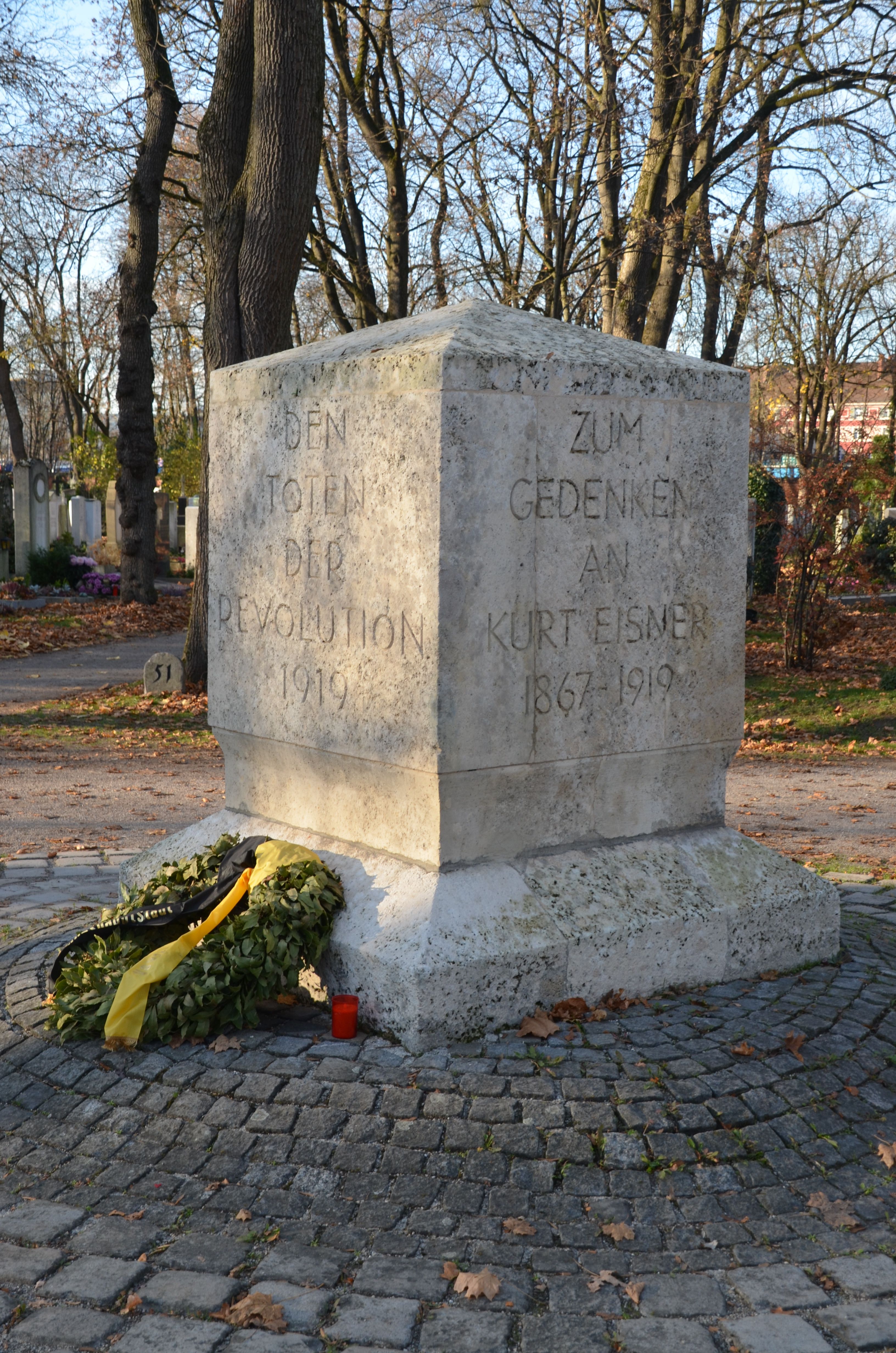 Steinernes Denkmal für die Toten der Revolution 1919 und Kurt Eisner auf dem Ostfriedhof München